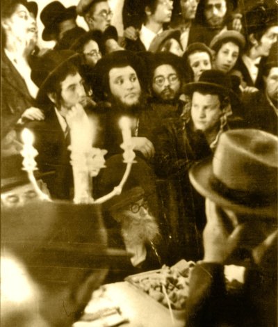 החזון איש בחגיגת חנוכת הבית בוויזניץ לצידו האדמור האמרי חיים.jpg