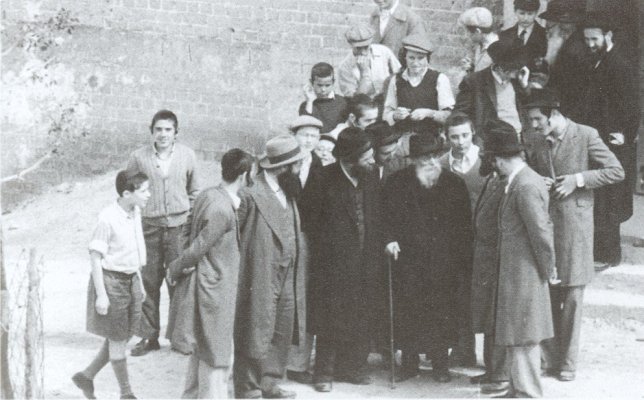 ביציאה מישיבת תפארת צבי.jpg